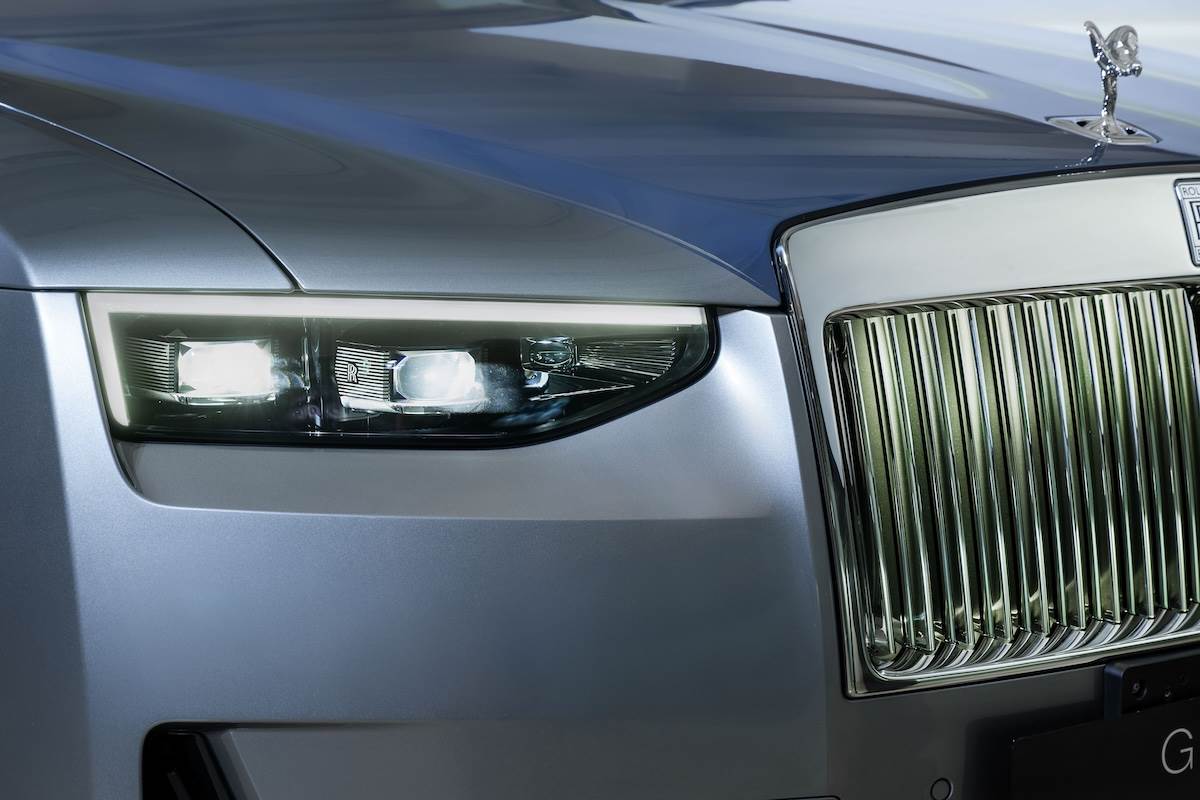 車前熠熠發光的神廟進氣格柵被凝練為更加俐落。（圖／盛惟提供）