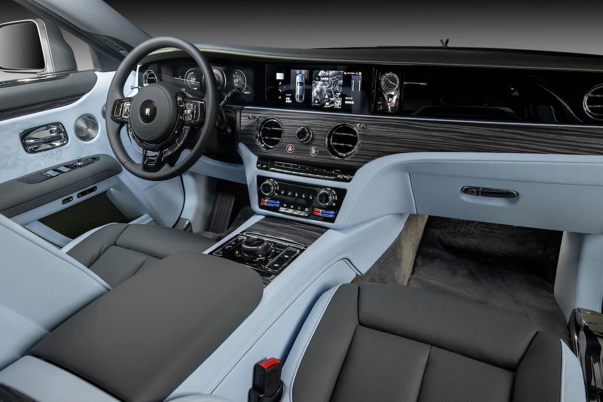 車輛位於中央顯示幕副駕一側的是全新設計的「歡慶女神」時計畫廊。（圖／盛惟提供）