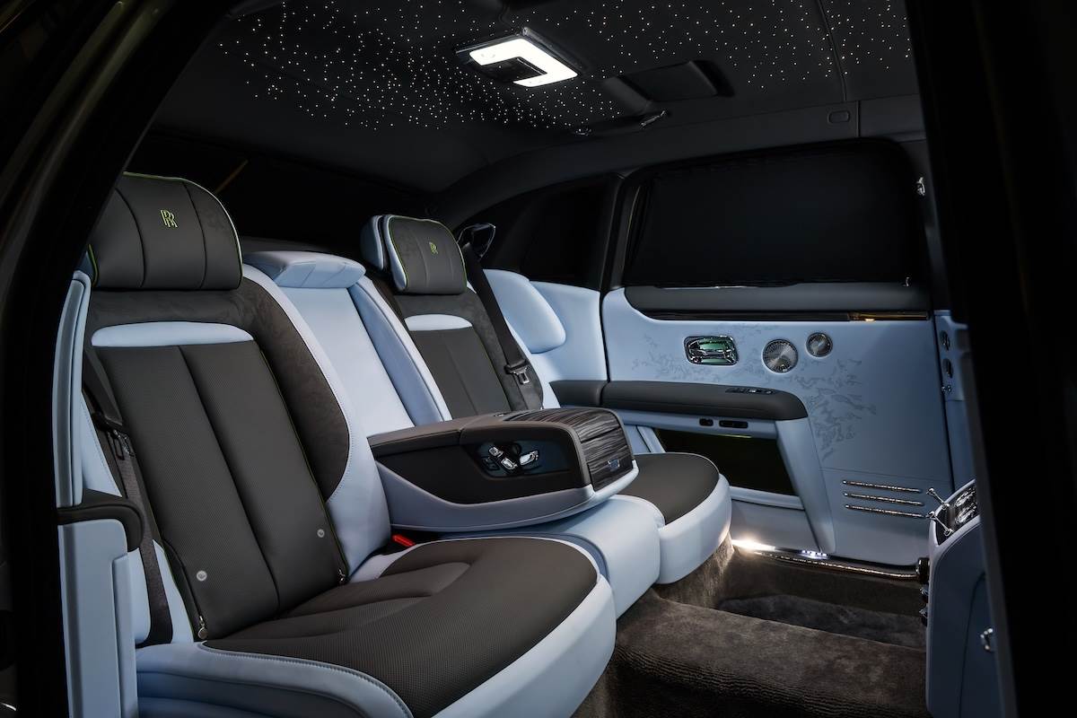 勞斯萊斯在織物領域持續探索的最新成果「交織格紋（Duality Twill）」，其是一種由竹子製成的新型纖維織就的美妙材質。（圖／盛惟提供）