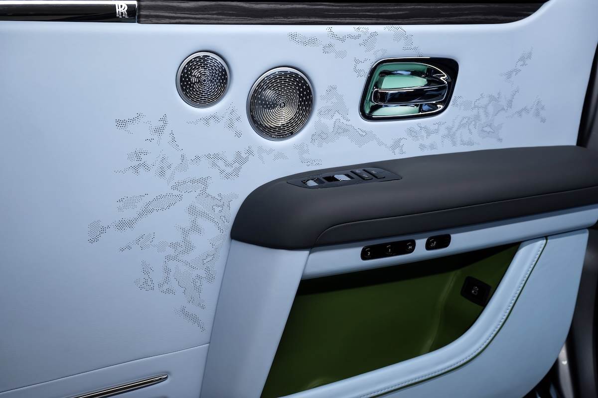 定位打孔皮革工藝使用多達107,000個直徑為0.8毫米或1.2毫米的微孔描繪而成。（圖／盛惟提供）