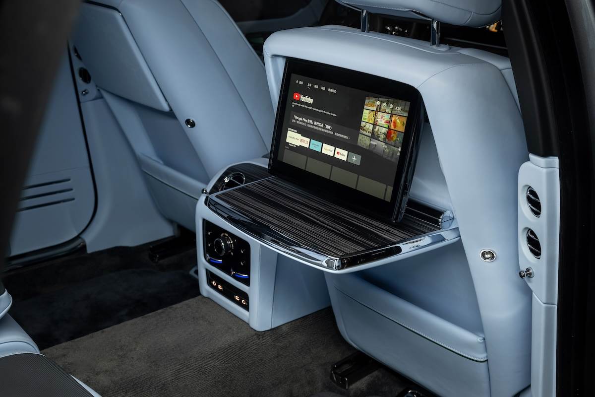 後排螢幕可連接最多兩個流媒體設備，並可通過全新開發的交互介面選擇娛樂內容，以及管理按摩、加熱和冷卻等座椅功能。（圖／盛惟提供）