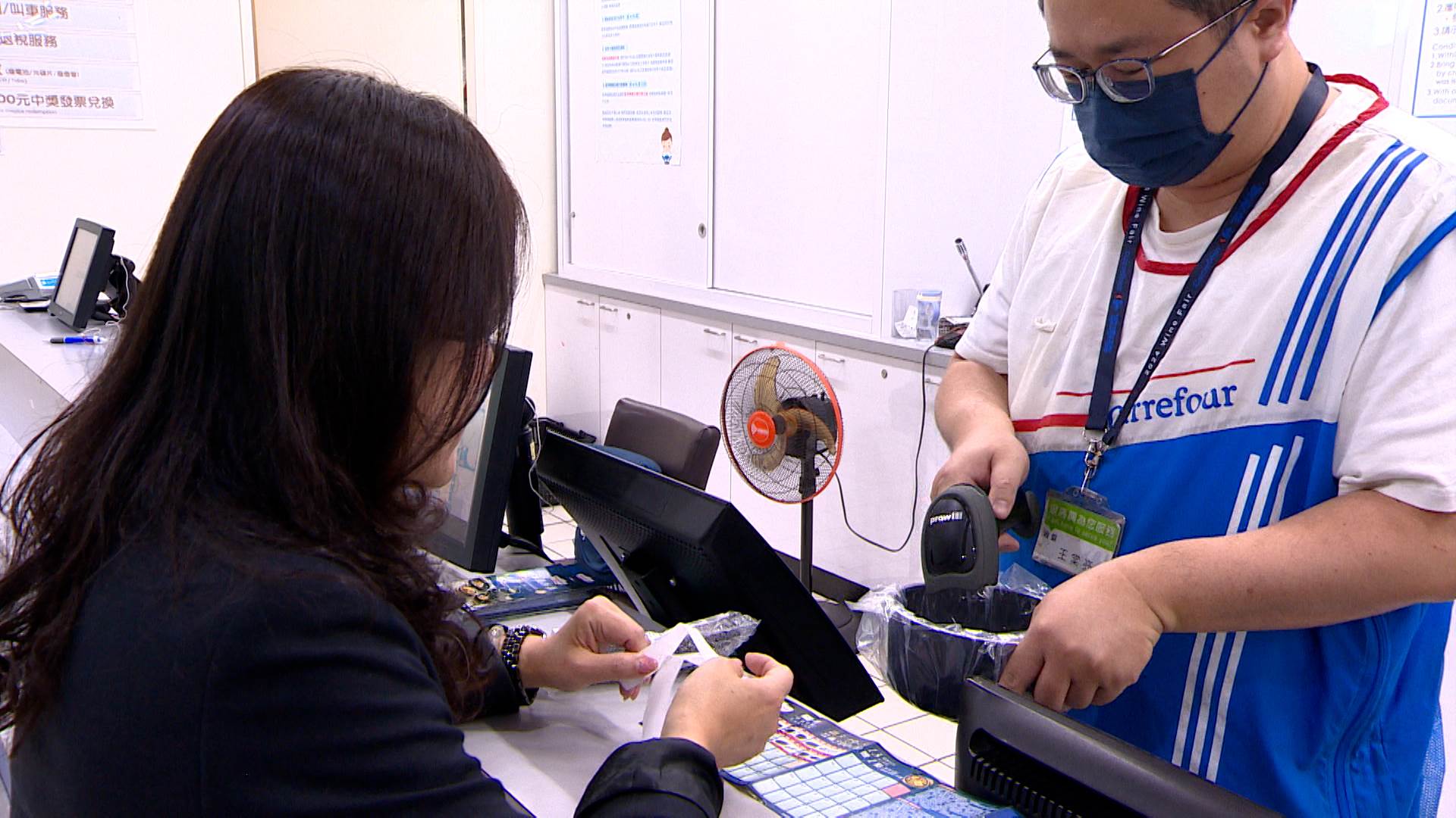 家樂福結合APP互動遊戲，並降低換購門檻，集滿指定點數再加99元，就能換購法蘭西鍋。（圖／東森新聞）