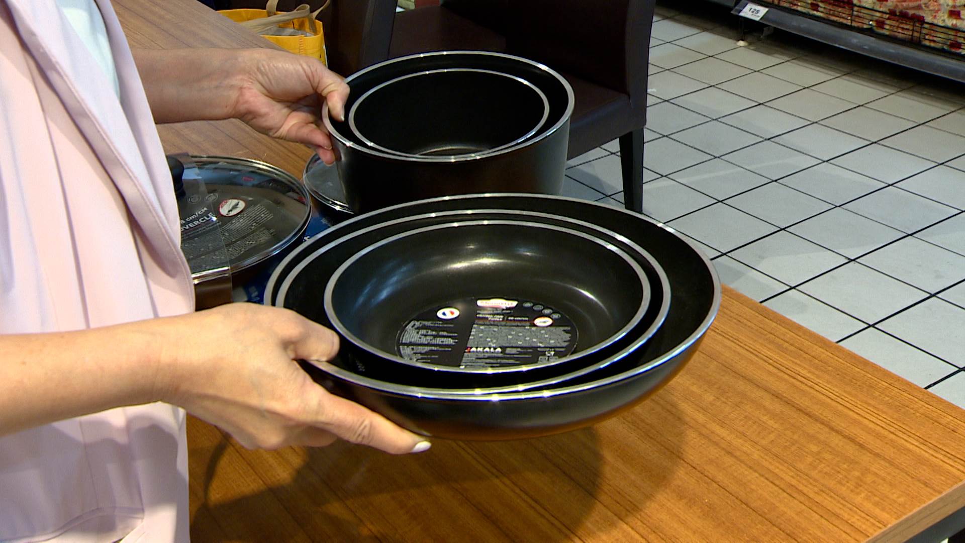 強調方便收納，可拆卸把手的鍋具是量販店的秘密武器。（圖／東森新聞）