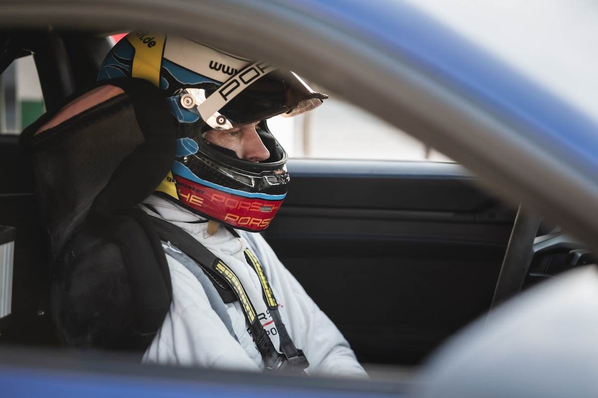Bergmeister坐上駕駛座，一切準備就緒後開啟挑戰。（圖／Porsche提供）