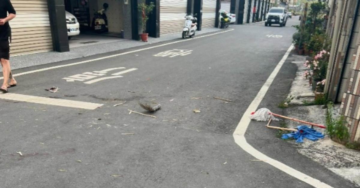 當下眾人見狀拿起掃把、鐵棍要制止比特犬。（圖／翻攝自爆料公社）