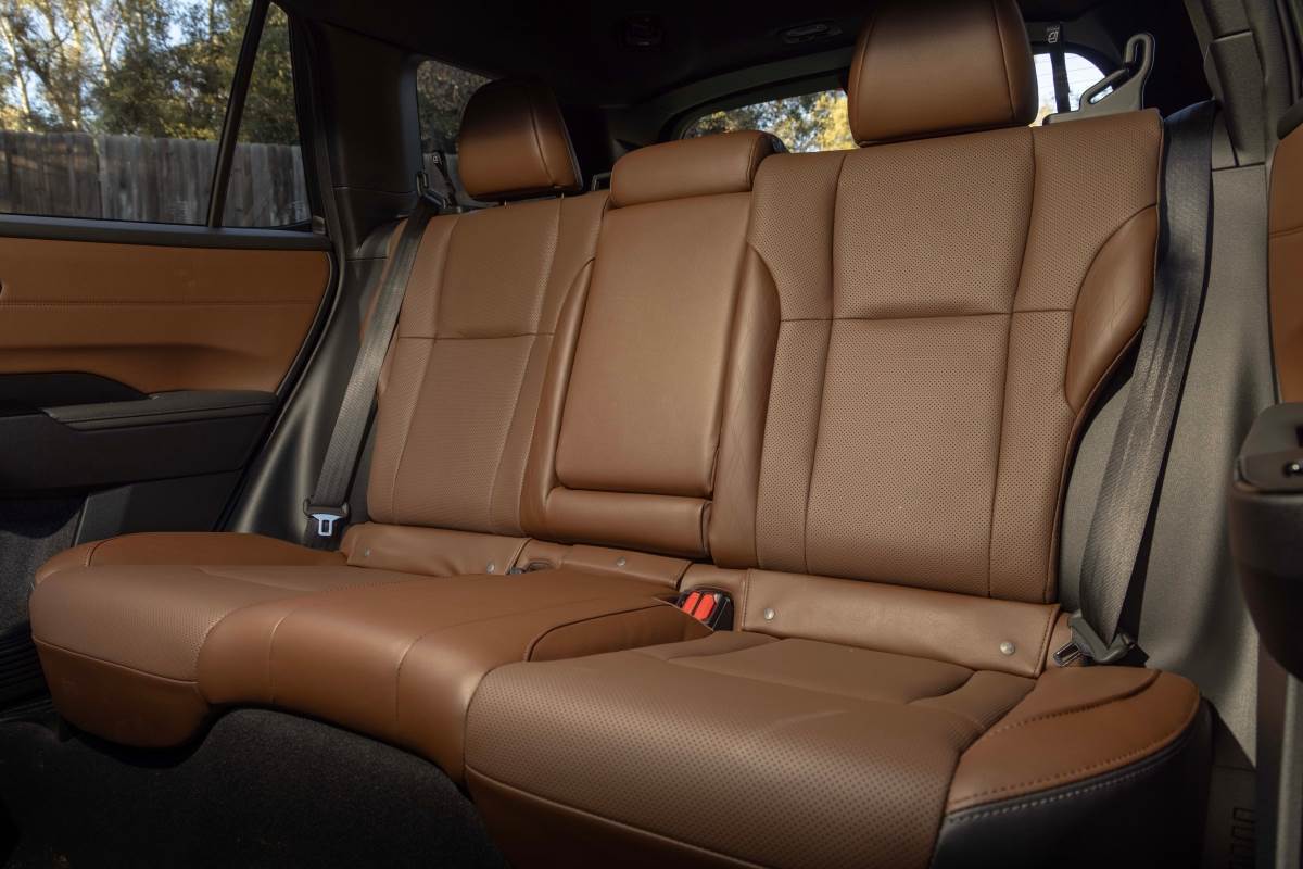 車內因為更高的車頂級方正的造型擁有更大的空間表現。（圖／速霸陸提供）