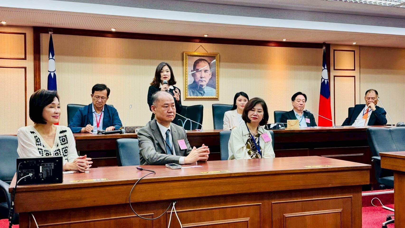 何會長及<a href='/search/tags/企業/' target='_blank'>企業</a>代表展現對基層經濟聲音的高度關注。（圖／<a href='/search/tags/中華經濟區域戰略發展協會/' target='_blank'>中華經濟區域戰略發展協會</a>）