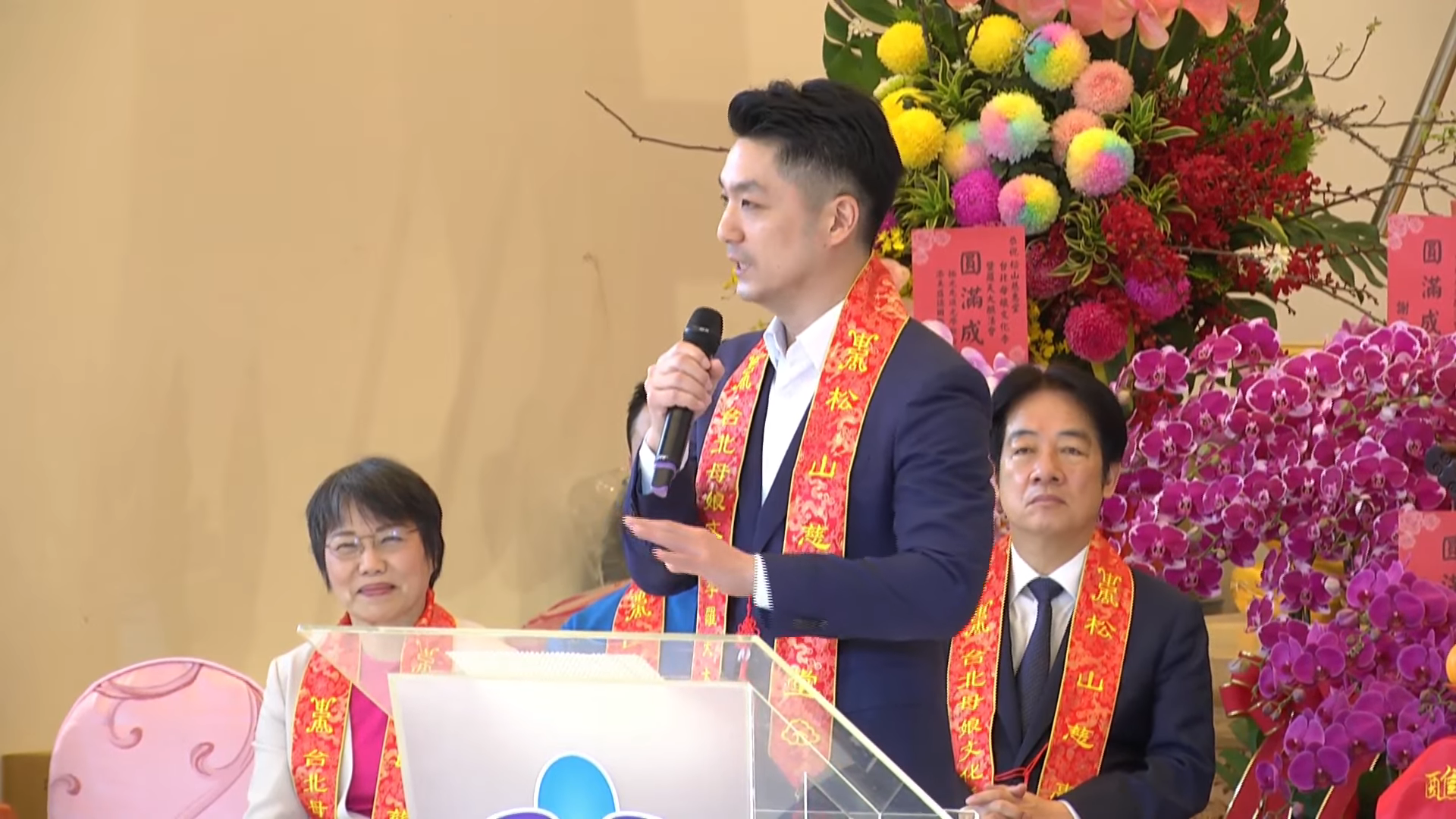 今年共捐贈3輛救護車及1輛消防水車，由台北市蔣萬安市長、消防局莫懷祖局長暨三軍總醫院陳元皓院長代表受贈。（圖／松山慈惠堂）