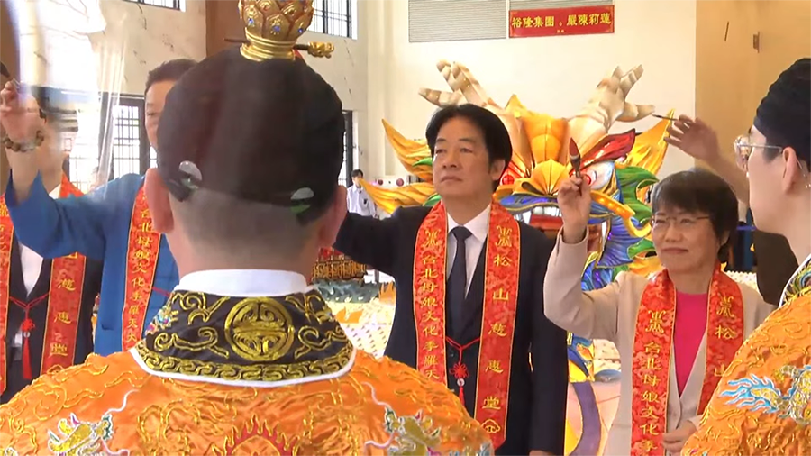 在鐘鼓齊鳴中重達1000台斤的母娘聖駕由賴清德總統扶鑾起駕。（圖／松山慈惠堂）