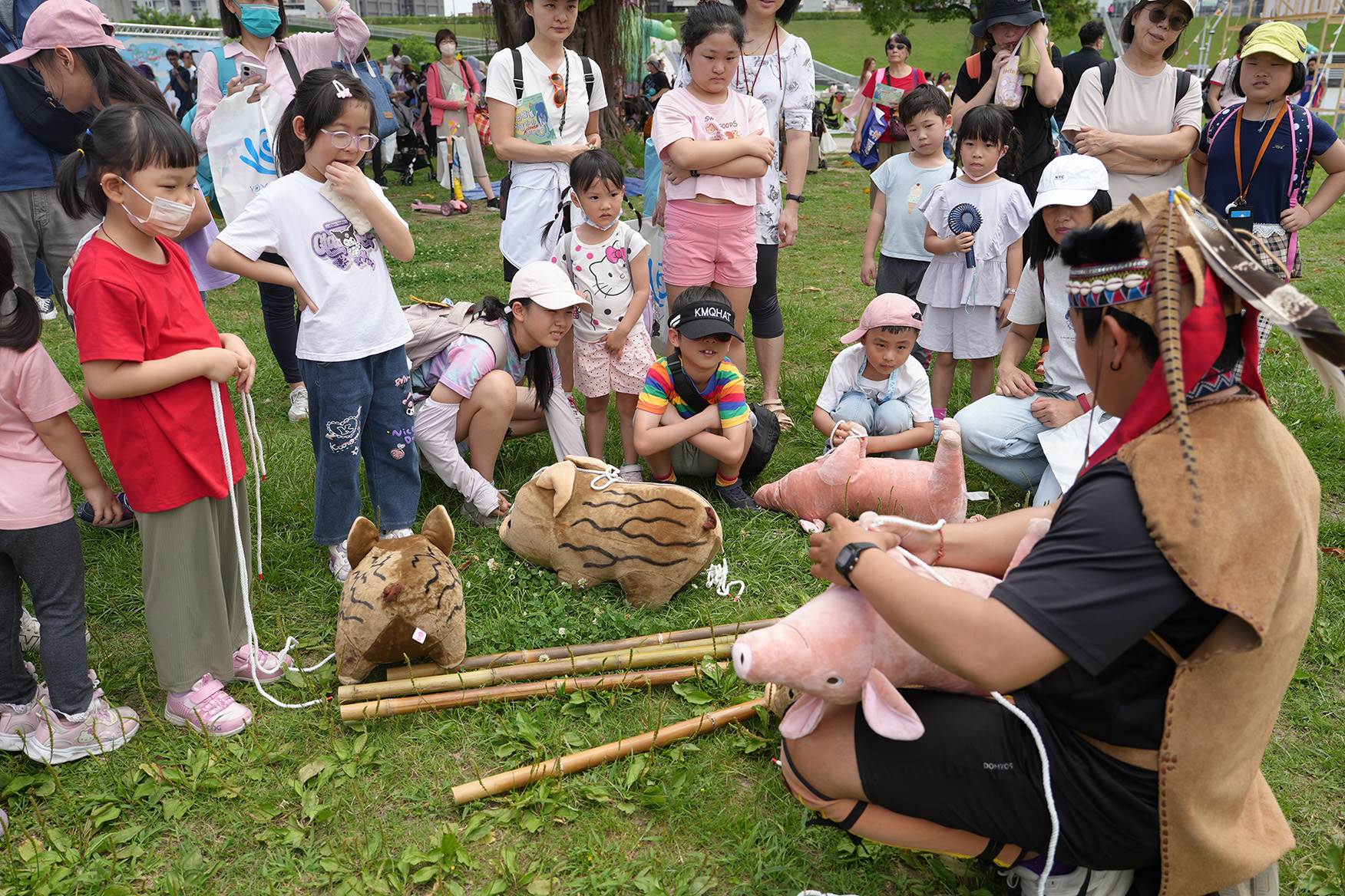 老師教授小朋友獵人必備「獵物綑綁」技巧。（圖／嘉義縣文化觀光局）