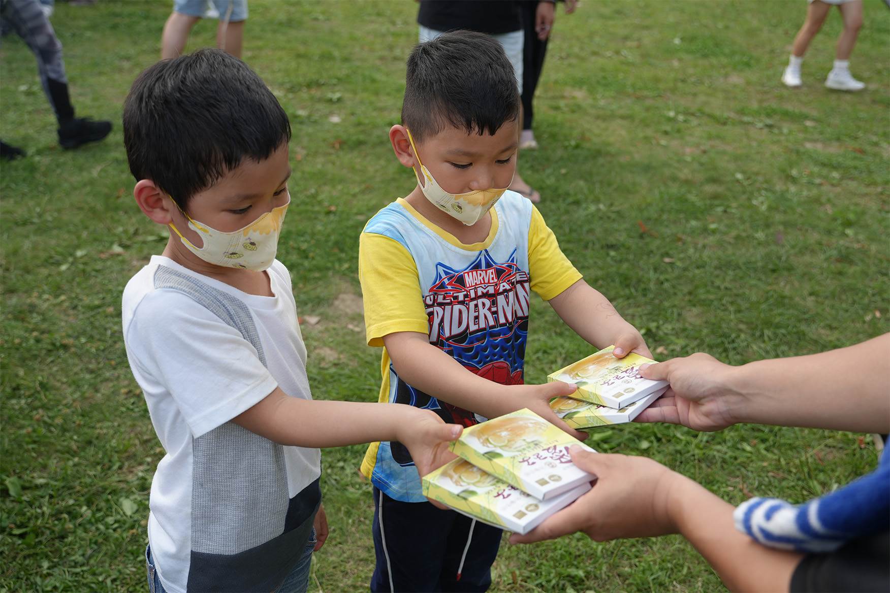 小朋友體驗完獵人捕獵營後，追蹤慢遊嘉義粉專換阿里山愛玉子。（圖／嘉義縣文化觀光局）