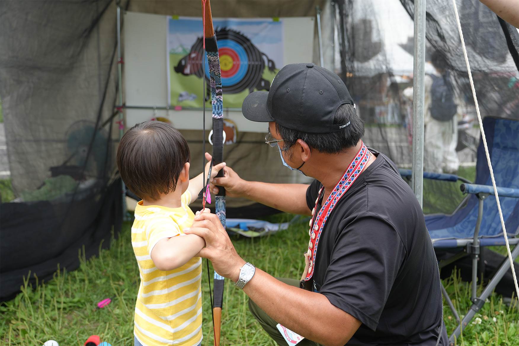 小朋友爭相體驗獵人捕獵，開心成為小小獵人。（圖／嘉義縣文化觀光局）