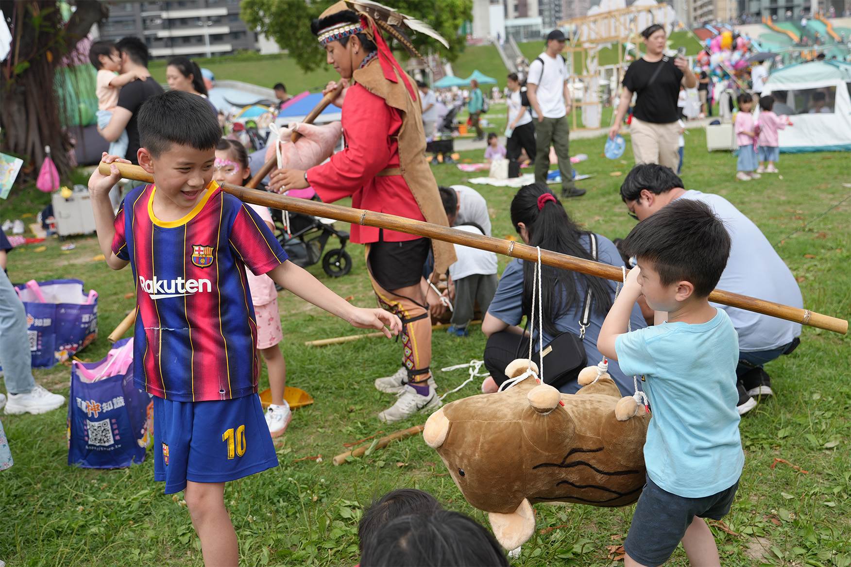 小朋友爭相體驗獵人捕獵，開心成為小小獵人。（圖／嘉義縣文化觀光局）