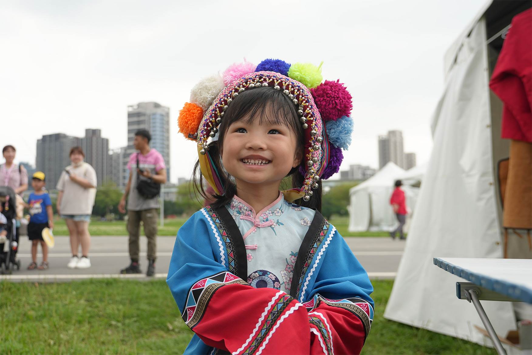 小朋友體驗鄒族族服。（圖／嘉義縣文化觀光局）