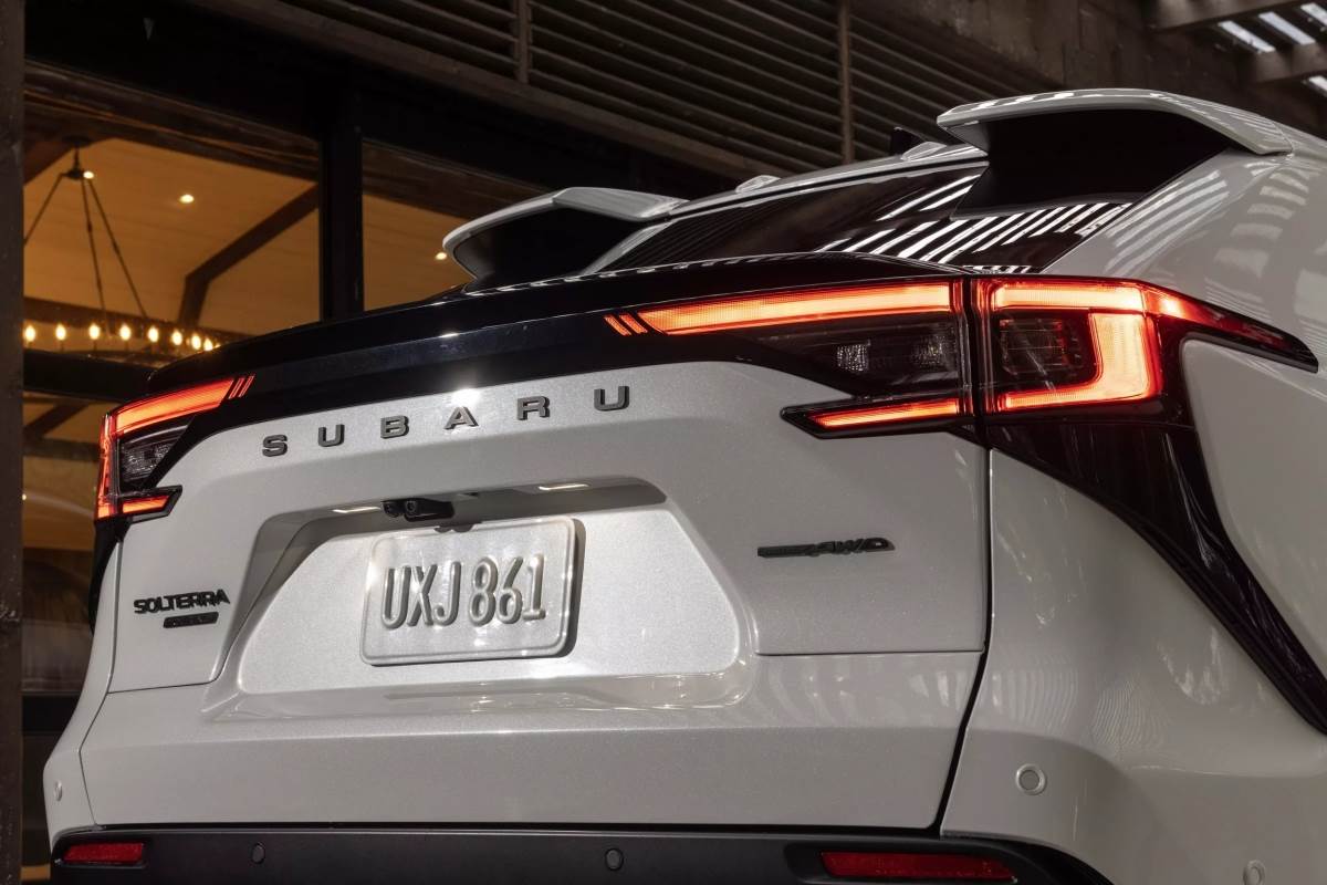 車尾廠徽換上「SUBARU」文字，讓車輛更具辨識度。（圖／速霸陸提供）