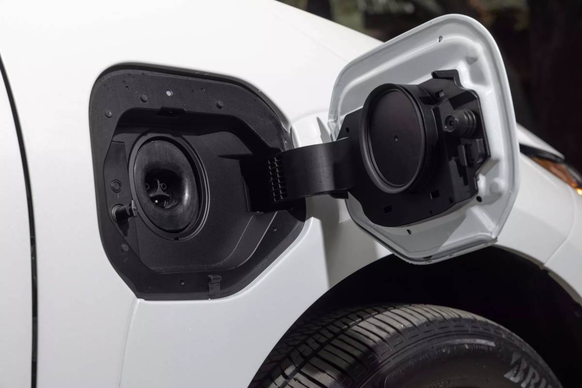 車輛改採NACS接頭，可以直接使用特斯拉的超充網路。（圖／速霸陸提供）