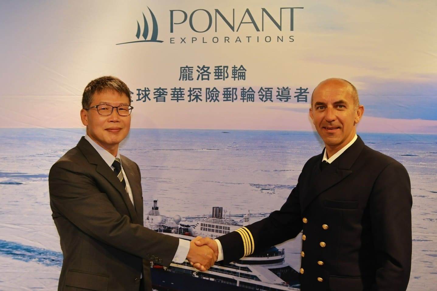 (右)夏古號德沃西船長來台首站分享會獻給晴天旅遊，與董事長陳依福一同推動「極地實境學習」的理念。（圖／晴天旅遊提供）