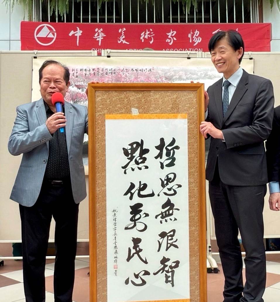 葉澤山副市長代表黃偉哲市長接受林暉博士致贈書法「哲思無限智 點化萬民心」。（圖／業者提供）