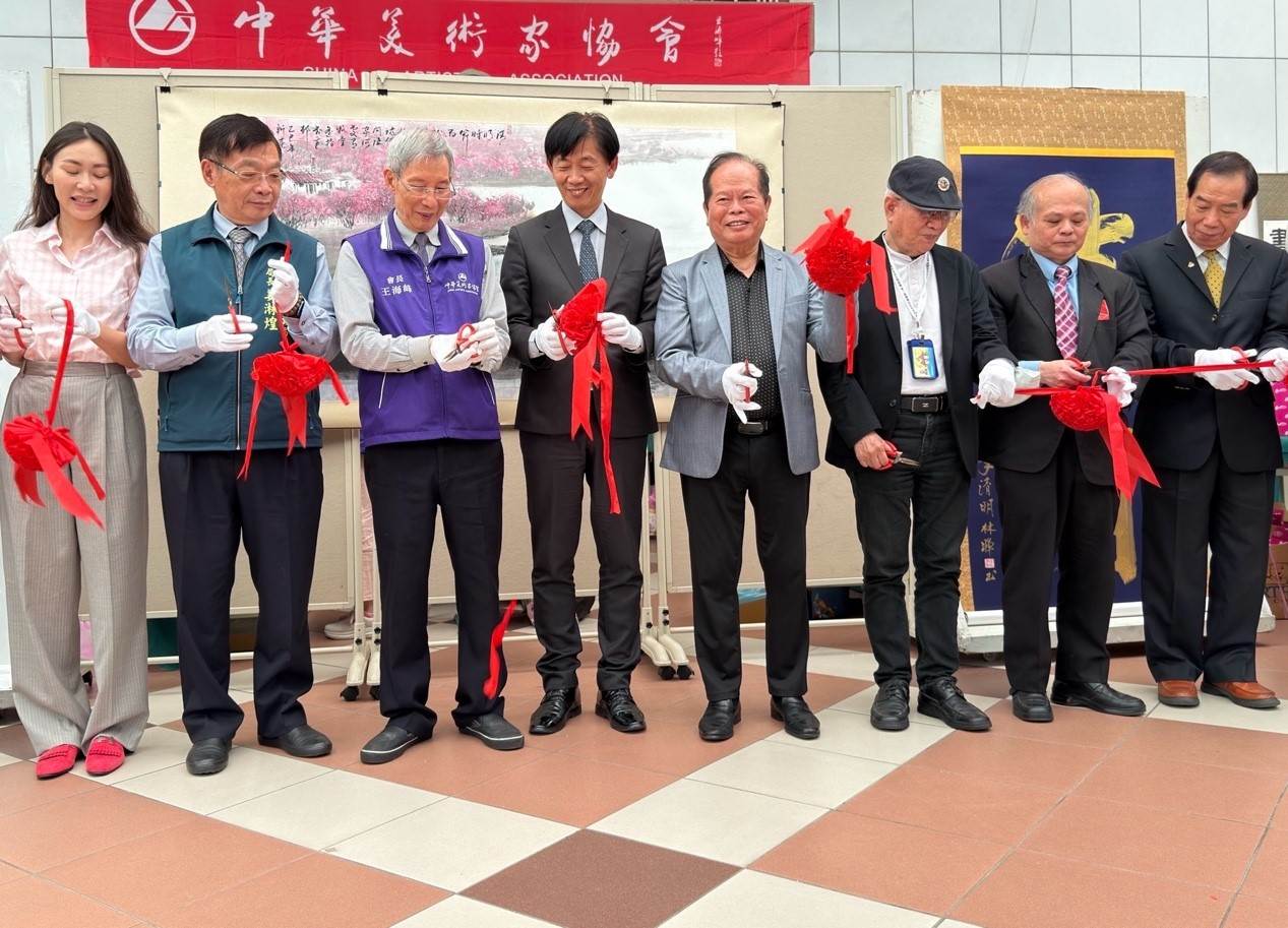 <a href='/search/tags/書畫展/' target='_blank'>書畫展</a>融合藝術與文化，葉澤山副市長偕藝文界共同剪綵揭幕。（圖／業者提供）