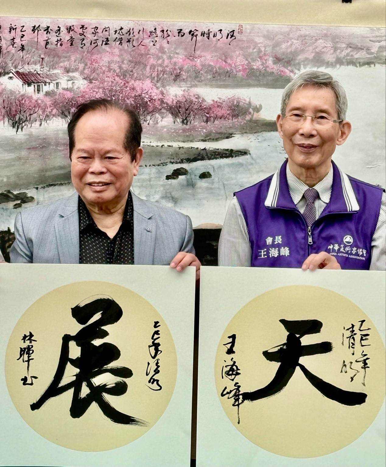 中華美術家協會會長黃海峰與星桂冠獎創辦人林暉博士現場開筆揮毫，氣韻生動。（圖／業者提供）