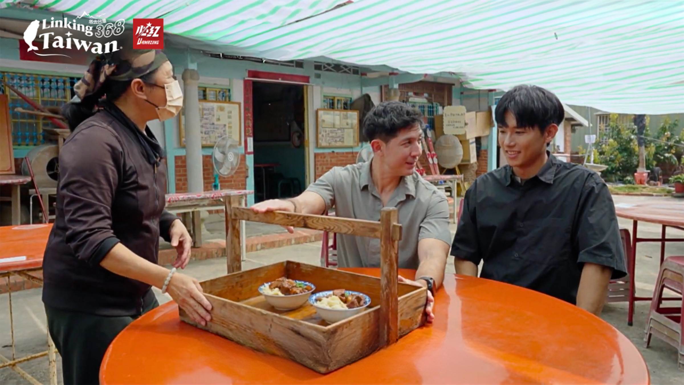 親身體驗插秧樂趣後，兩位主持人汗水未乾，馬上大啖道地美味的割稻飯，品嚐最接地氣的農村滋味！（圖／業者提供）