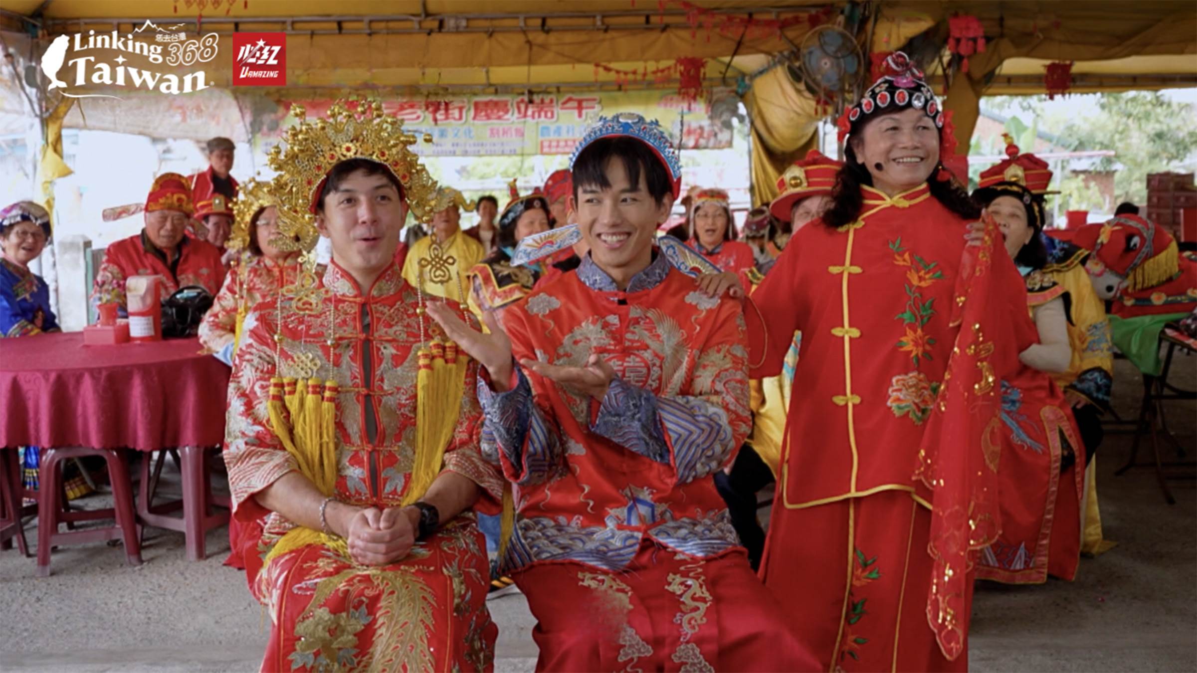 新郎新娘駕到！？舞陽和威登搭上復古牛車，化身喜氣洋洋的迎親主角，笑聲不斷，超有味道的婚禮體驗！（圖／業者提供）