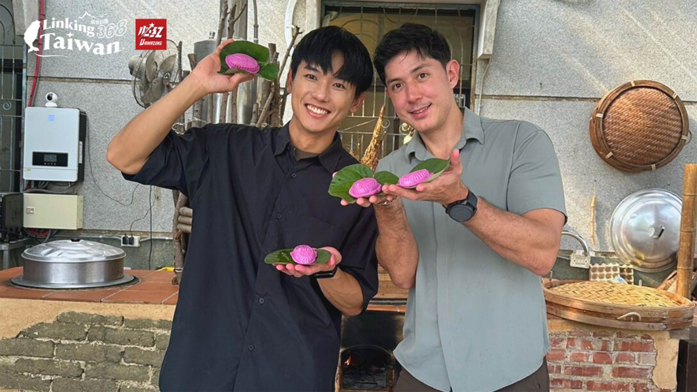 舞陽和威登親自動手揉捏紅龜粿，從糯米粉到包入紅豆餡，每一步都充滿傳統手藝的溫度！這不僅是製作美食，更是一次對台灣古早味的深刻體驗！（圖／業者提供）