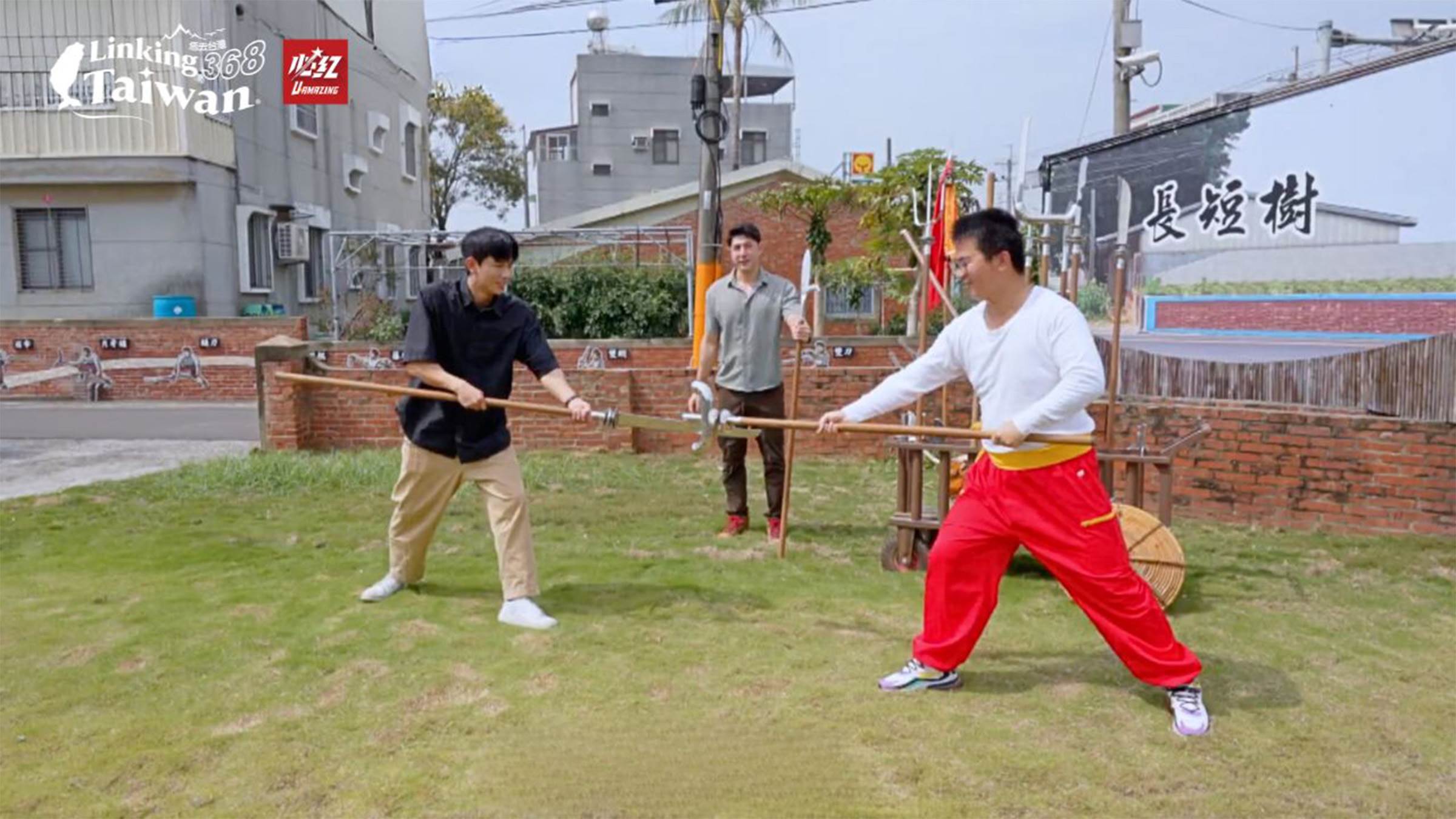 白衣紅褲，臉上彩繪面譜，這項有著150年歷史的傳統技藝，在社區的努力下，用簡單的方式發揚光大，是長短樹里的居民最高的驕傲。（圖／業者提供）