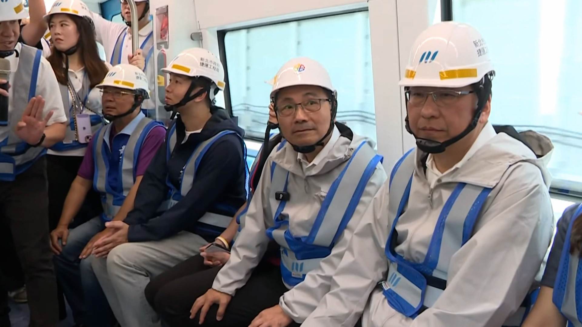 新北市長侯友宜前往三峽站乘坐列車，目標力拚年底完工通車。