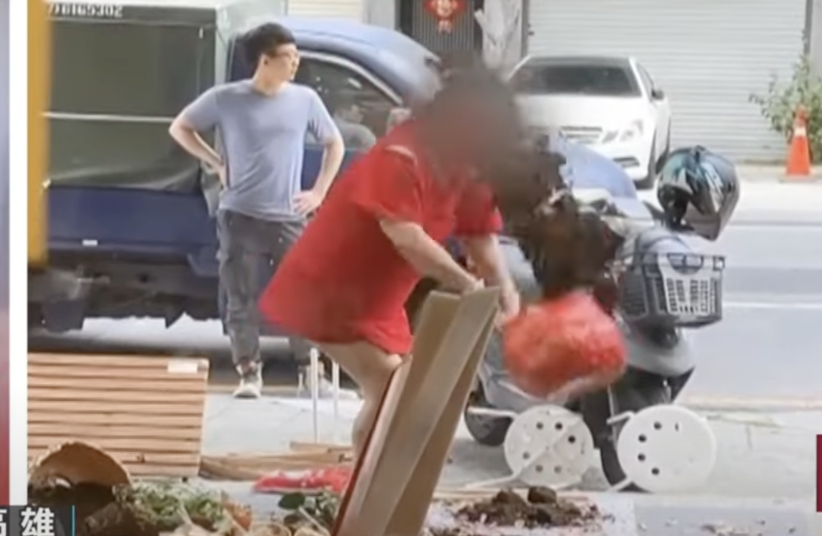 雙方發生衝突,房東摔花盆。翻攝畫面