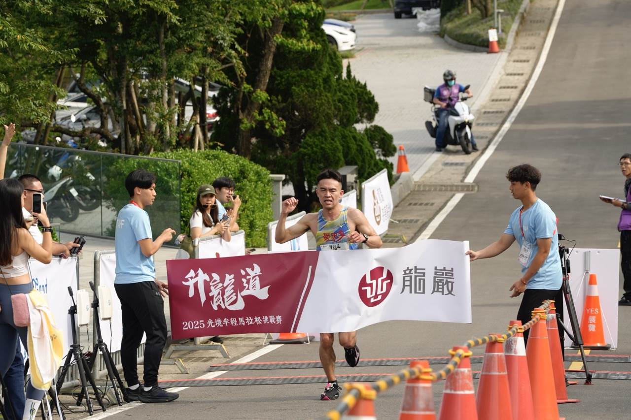 21K光境半馬組第一名張偉紹以01小時31分47秒寫下「2025光境半程馬拉松-升龍道」大會最佳成績，為第一屆賽事締造歷史性一刻。（圖／龍巖提供）