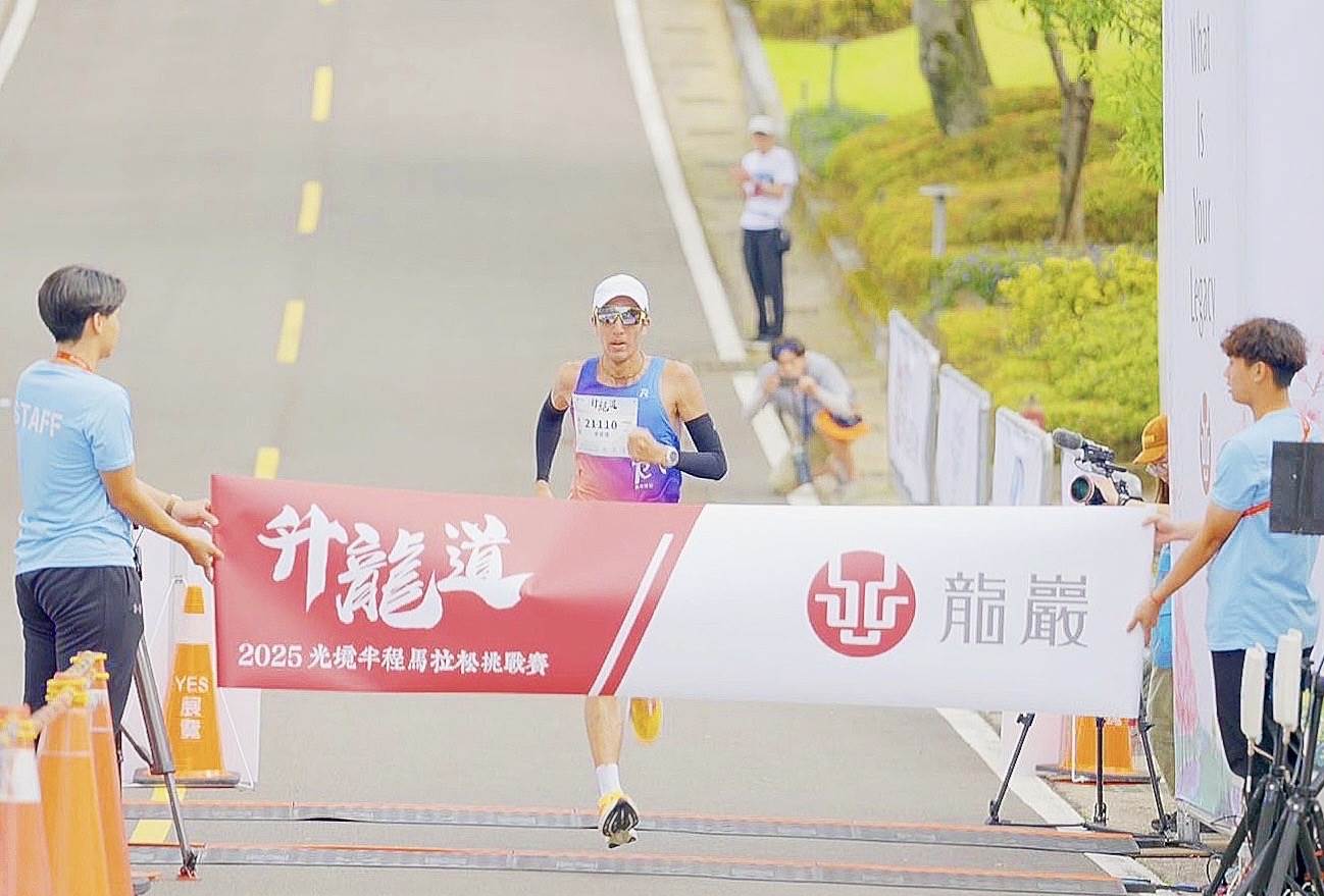 13K升龍挑戰組以51分11秒，奪得冠軍的李奇儒，成為首位跑到終點的第一人，並寫下升龍道賽事難以超越的成績。（圖／龍巖提供）