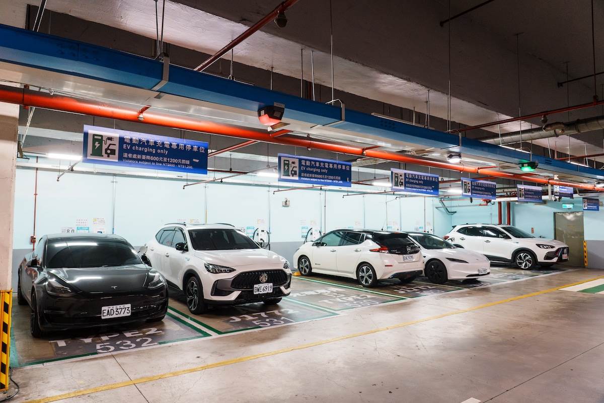 「智慧AI車輛辨識」功能可透過車格上方的數位AI車輛辨識攝影系統自動辨識車輛。（圖／林昱丞攝影）