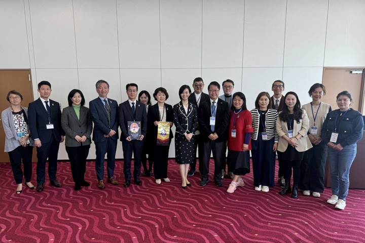 中華大學師生在日本國會議員梅村瑞穗女士(中間者)協助下，參與計畫說明會，對於都市規劃與空間戰略有更清楚的理解。（圖／中華大學提供）