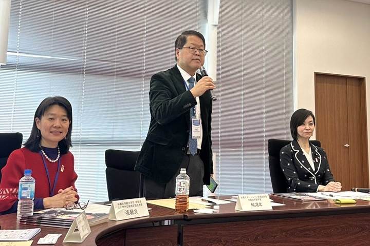 中華大學解鴻年副校長(中間者)說明，台灣推動的桃竹苗大矽谷計畫，或許可借鏡日本國會議員梅村瑞穗(右1者)，所介紹的大大阪計畫及super city 構想。（圖／中華大學提供）