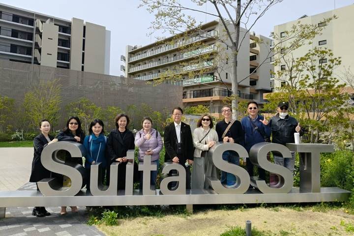 師生們參訪大阪府吹田市永續智慧城鎮「吹田SST（Suita Sustainable Smart Town）」，了解吹田SST在綠色能源、智慧科技、永續發展等領域的創新應用。（圖／中華大學提供）