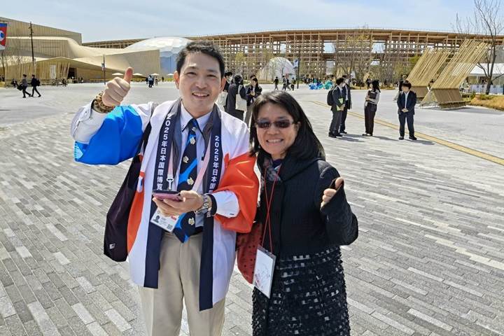 院長張馨文感謝世博團隊對校方的重視，讓師生能夠在開幕前夕，參與這場盛大且令人驚豔的博覽會(左為松田博和課長、右為張馨文院長)。（圖／中華大學提供）