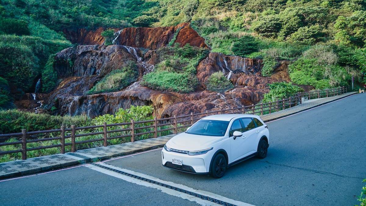 格上租車於2024年在租車、共享車與訂閱服務三大業務中，導入超過1,200輛油電與純電車款，累積超過1.1億公里行駛里程，減碳效益突破1萬公噸。（圖／格上租車提供）