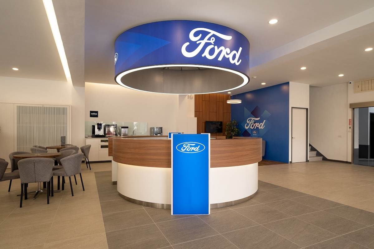 步入展示中心360度環形迎賓接待台映入眼簾。（圖／福特六和提供）