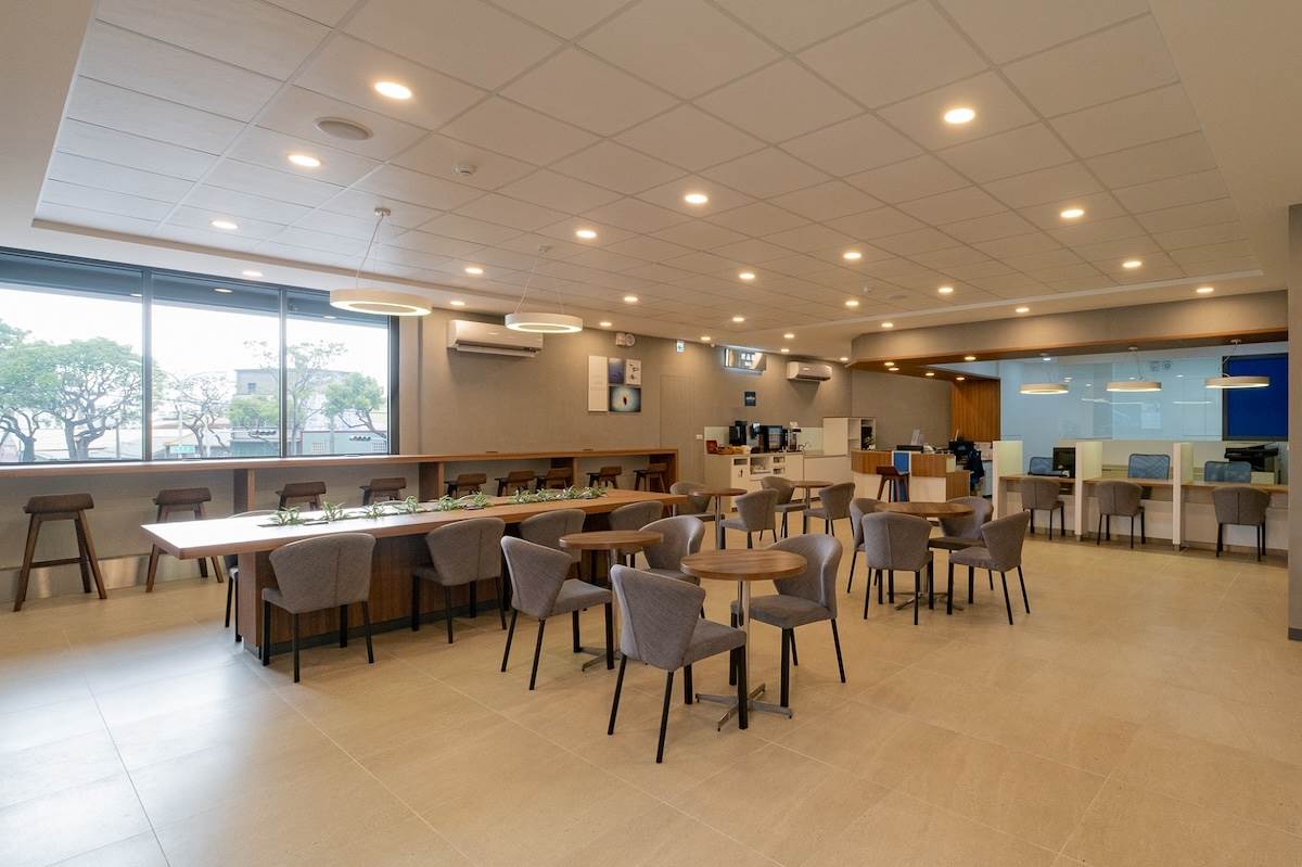 二樓設有多達30席的舒適客休區，提供寬敞便利的休憩環境。（圖／福特六和提供）