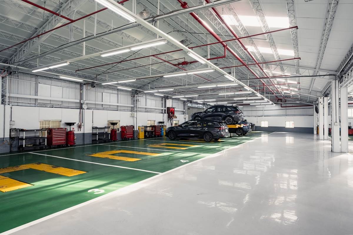 服務廠設有專業鈑噴中心，服務專員及專業技師均通過福特六和相關認證，提供最佳保修服務。（圖／福特六和提供）