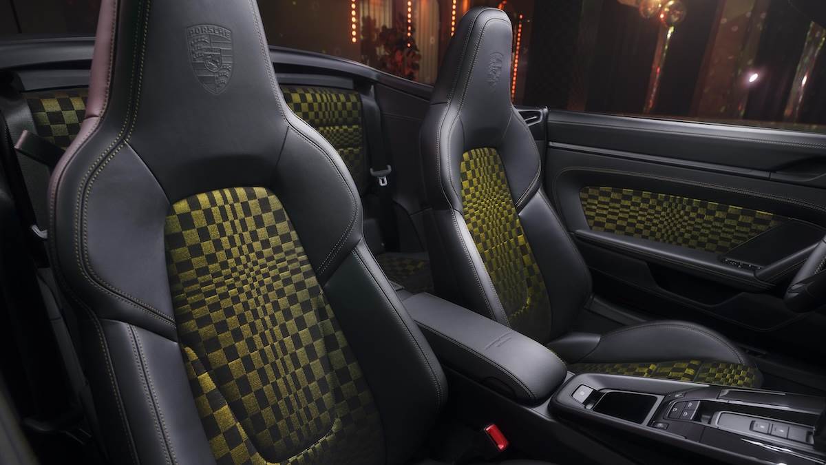 18向電動調整跑車座椅的中央椅面、車門飾板，乃至於手套箱內部，皆有Pasha圖案。（圖／Porsche Taiwan提供）
