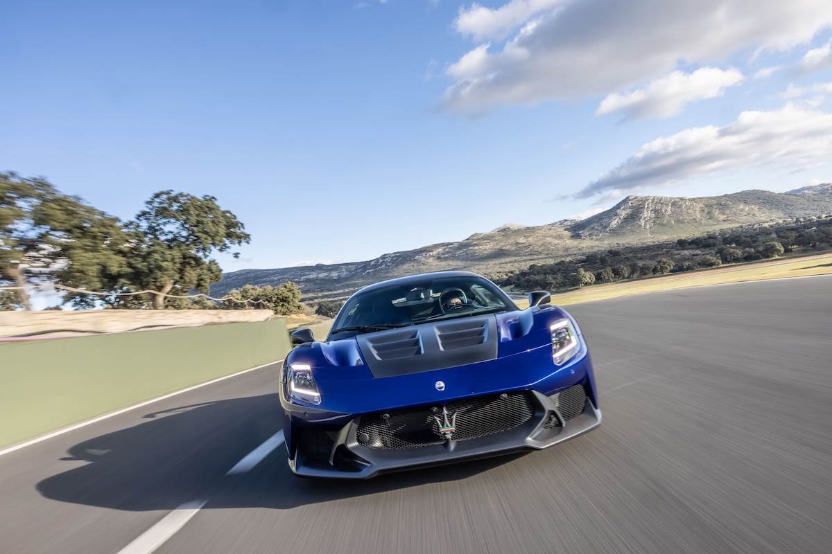 動力系統採用後中置引擎配置與8速雙離合器變速箱，搭配後輪驅動設定，提供四種標準駕駛模式。（圖／臺灣蒙地拿提供）