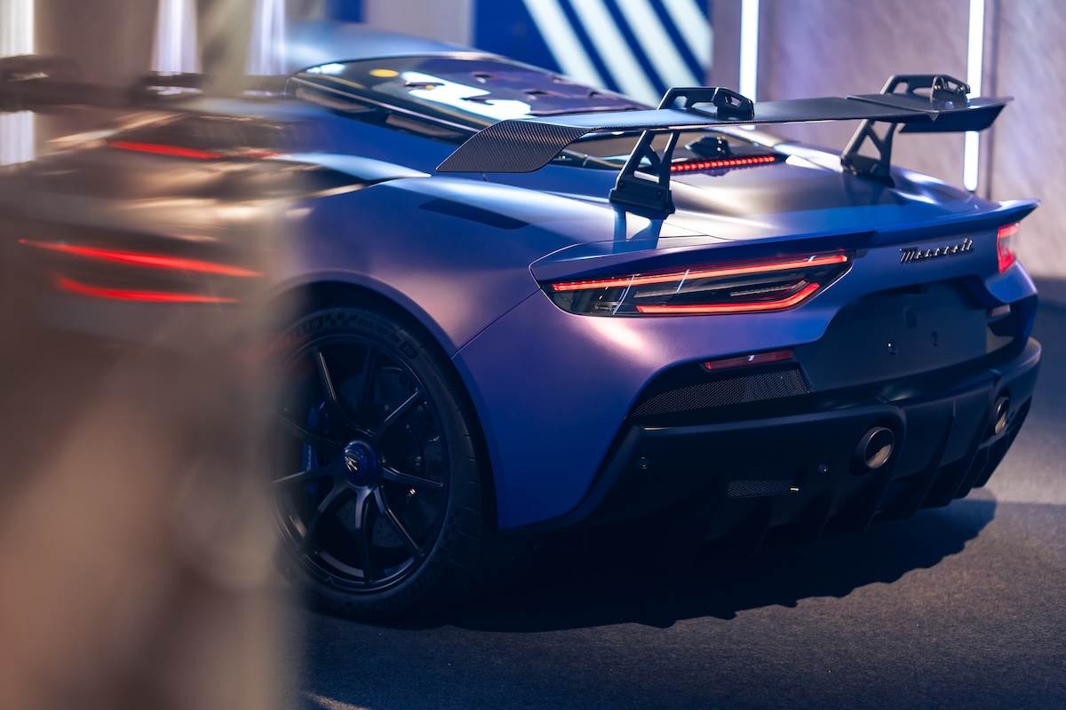 全新三段式可調整消光碳纖維後尾翼可依據駕駛情境所需之下壓力需求靈活調整。（圖／臺灣蒙地拿提供）