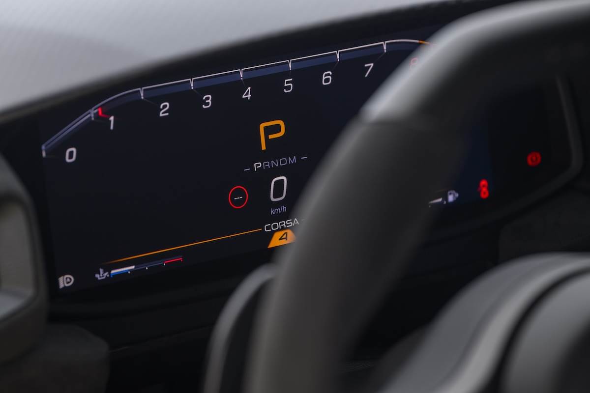 儀表板搭載10.25吋TFT數位螢幕，提供多項客製化設定。（圖／臺灣蒙地拿提供）