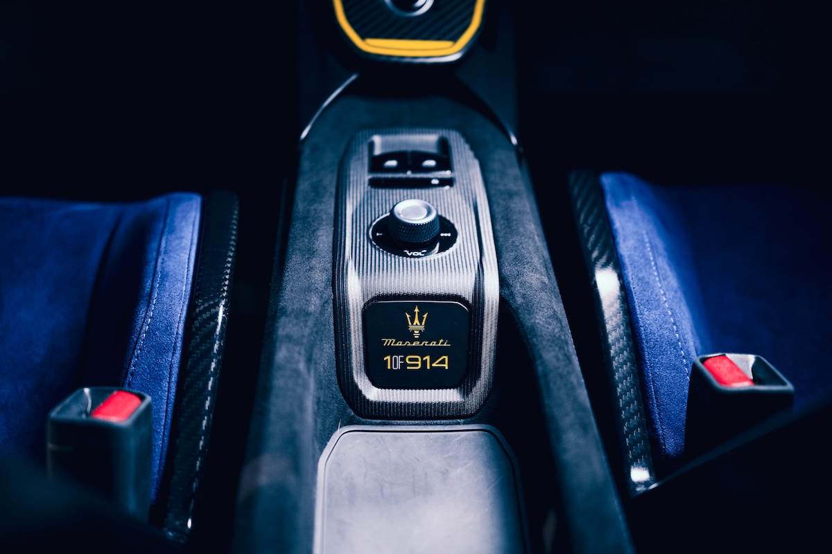 為呼應GT2 Stradale限量身份，中央鞍座特別鑲嵌「1 of 914」銘牌，同時向品牌創立年份1914年致敬。（圖／臺灣蒙地拿提供）