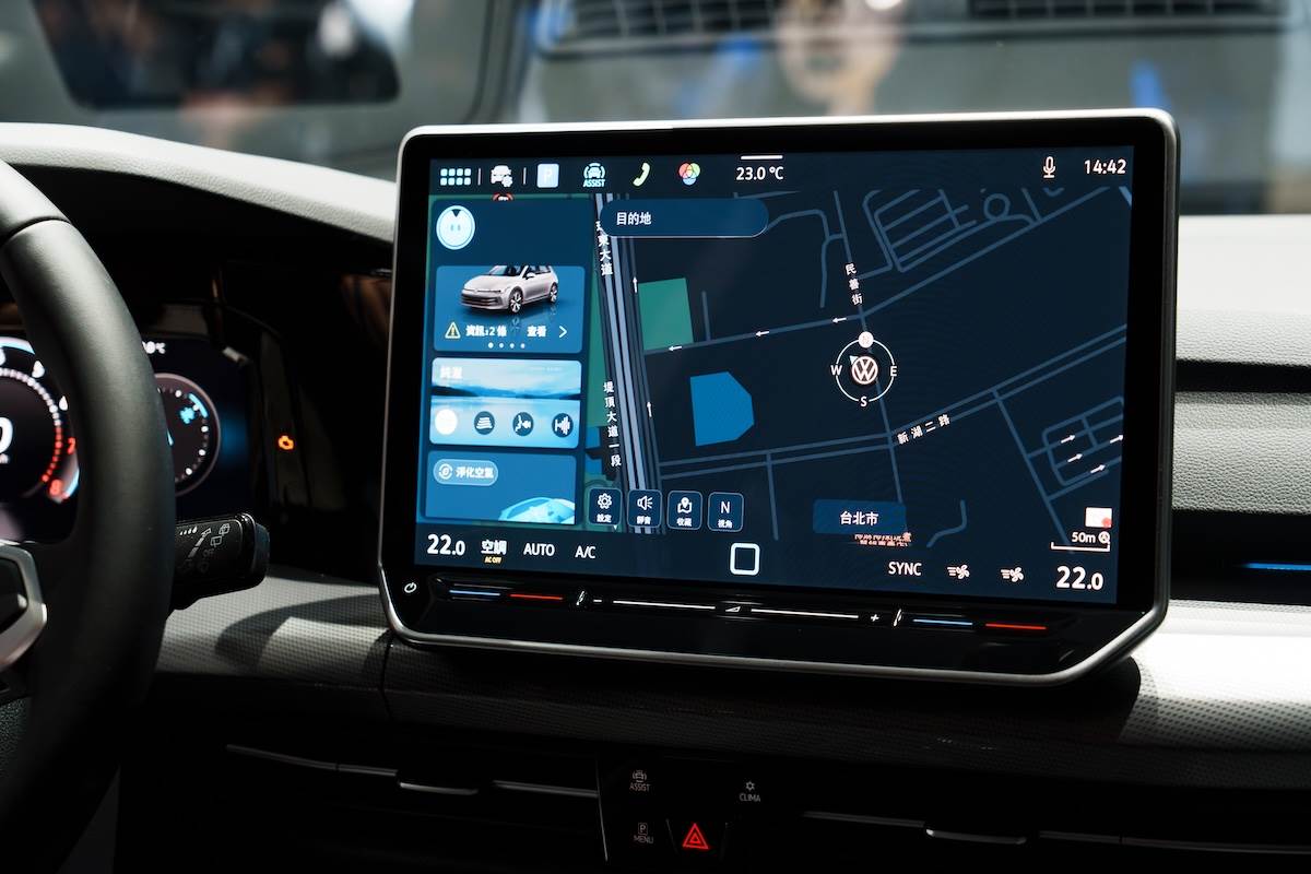 懸浮式獨立式中央螢幕為引進繁體中文的嶄新第四代MIB模組化資訊娛樂系統，280 eTSI Style以上車型搭載Discover Pro 12.9吋觸控螢幕。（圖／林昱丞攝影）