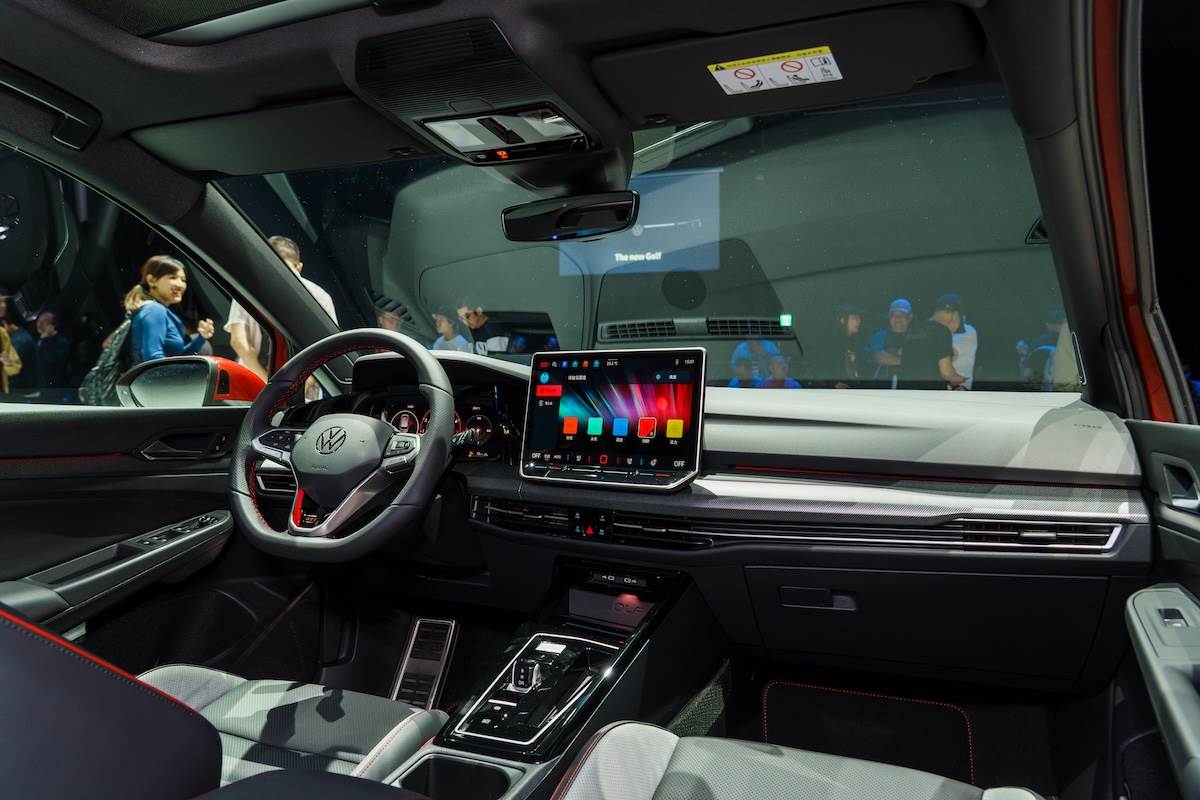 Golf GTI車內擁有許多專屬的紅色元素，營造熱血氛圍。（圖／林昱丞攝影）