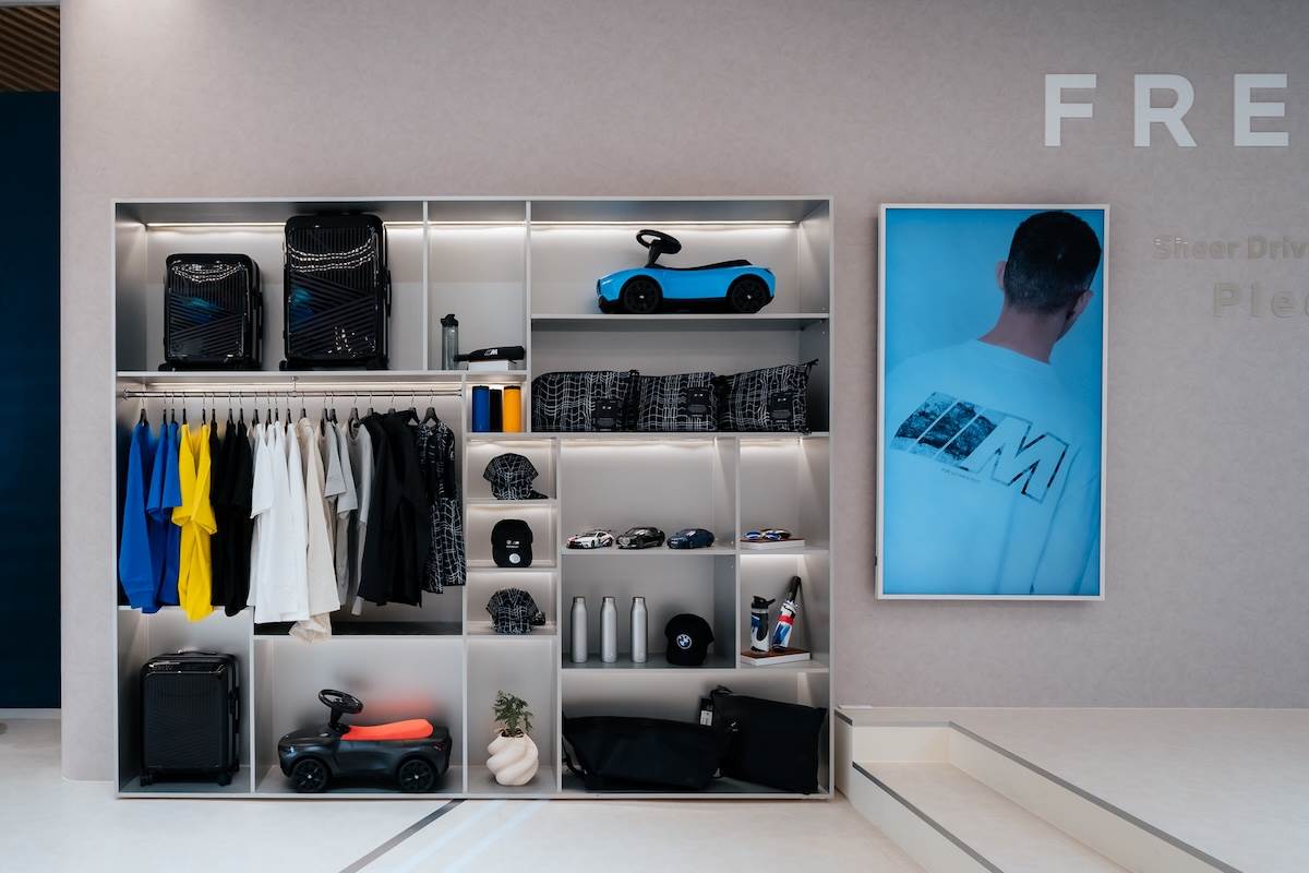 概念店內規劃了BMW Lifestyle原廠精品專區，網羅設計感與實用性兼具的時尚單品，從服飾、皮件到飾品。（圖／汎德提供）