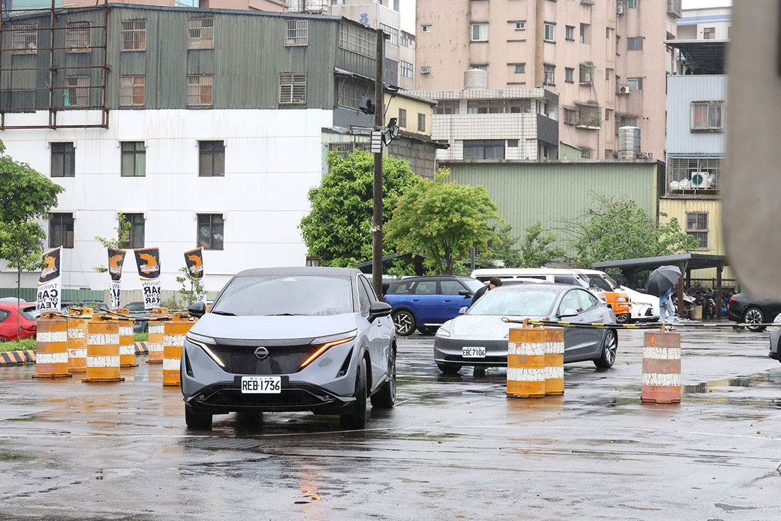 Nissan Ariya（前）獲選「2025最佳進口中型電動車」。（圖／車訊風雲獎提供）